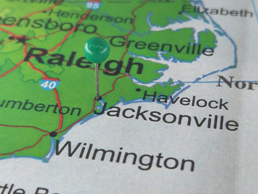 Jacksonville, Carolina del Nord, contrassegnato da una virata verde sulla mappa.  La città di Jacksonville si trova nella contea di Onslow, Carolina del Nord.