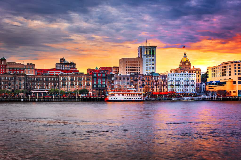 Orizzonte di Savannah, Georgia, Stati Uniti sul fiume Savannah
