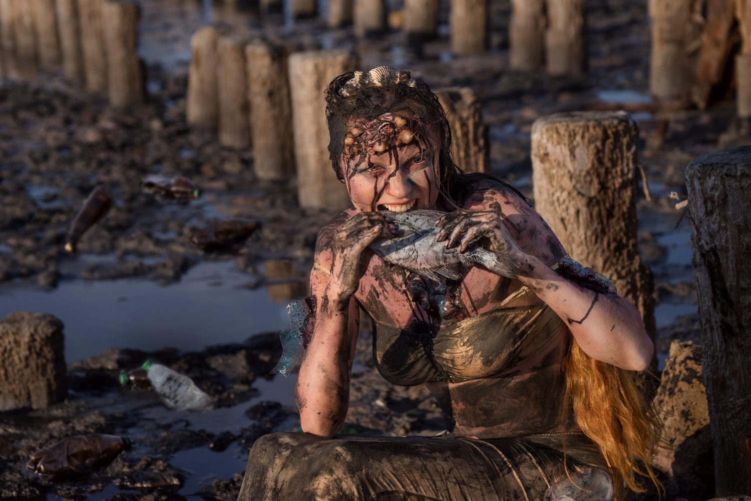 Criptidi dell'Indiana - Inquinamento plastico dell'ambiente marino e concetto di conservazione - Una sirena esausta e ferita, macchiata di olio combustibile, soffre di fango e detriti e mangia pesci sporchi.