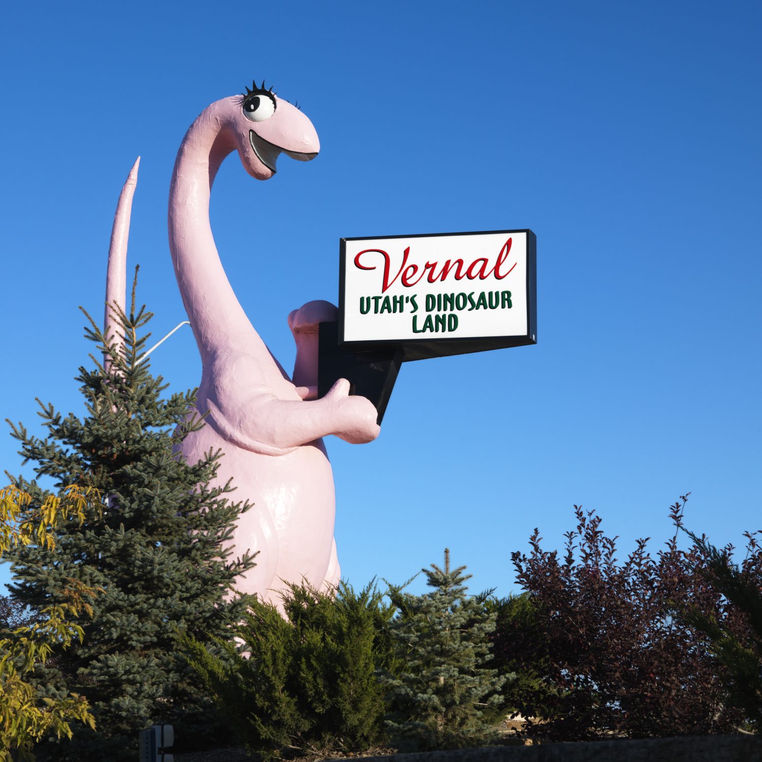 Dinosauro rosa con cartello per la città di Vernal, Utah.
