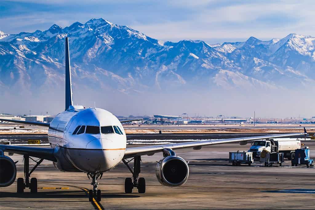 Splendida vista sulle montagne innevate da Salt Lake City mentre nella lounge dell'aeroporto ci si prepara per la partenza durante l'inverno.