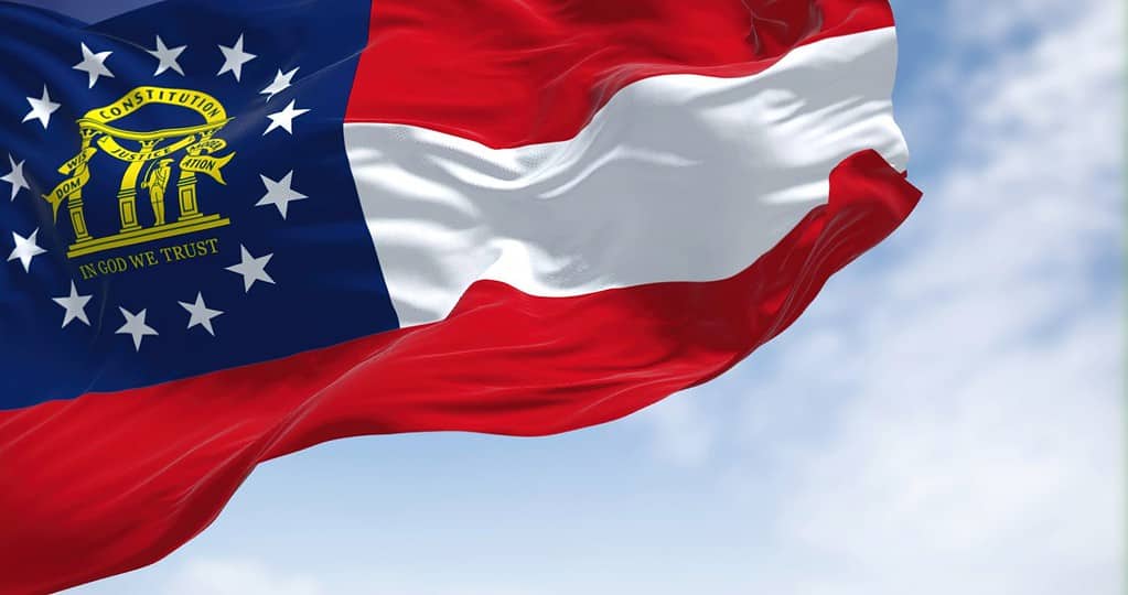 La bandiera dello stato della Georgia sventola nel vento.  La Georgia è uno stato nella regione sudorientale degli Stati Uniti.  Democrazia e indipendenza.