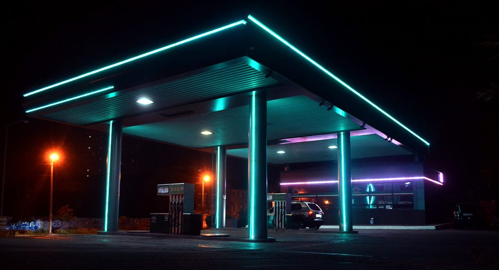 luce al neon della stazione di servizio per auto