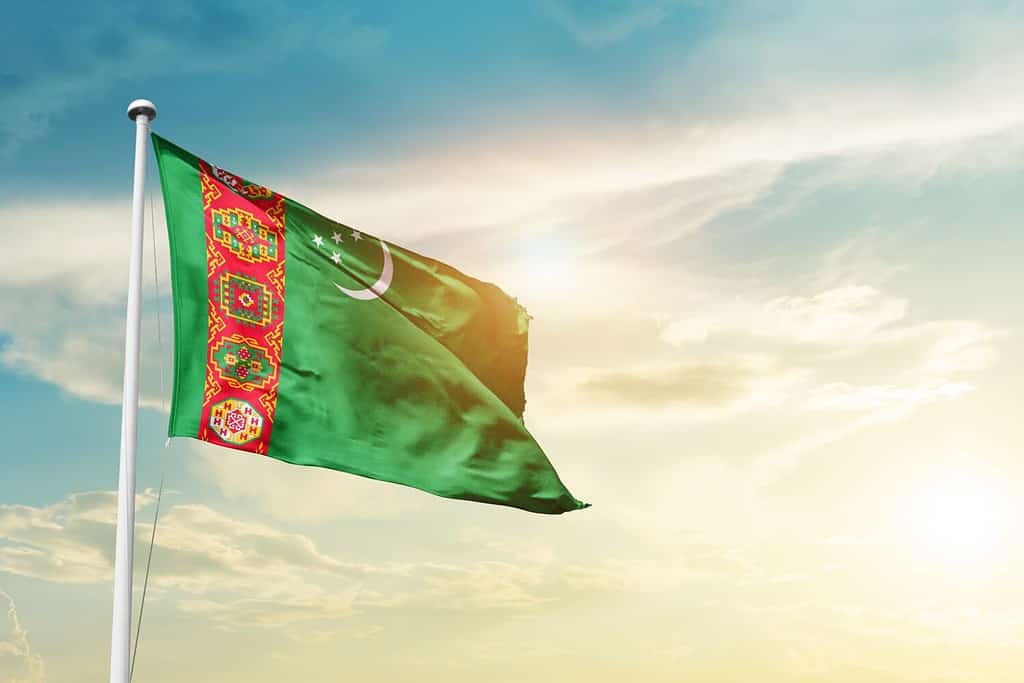 Bandiera nazionale del Turkmenistan che sventola tra bellissime nuvole.