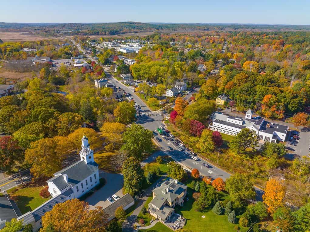 Vista aerea del centro storico di Wayland in autunno con fogliame autunnale a Boston Post Road e MA Route 27, tra cui la prima chiesa parrocchiale e il municipio, Wayland, Massachusetts ma, Stati Uniti.