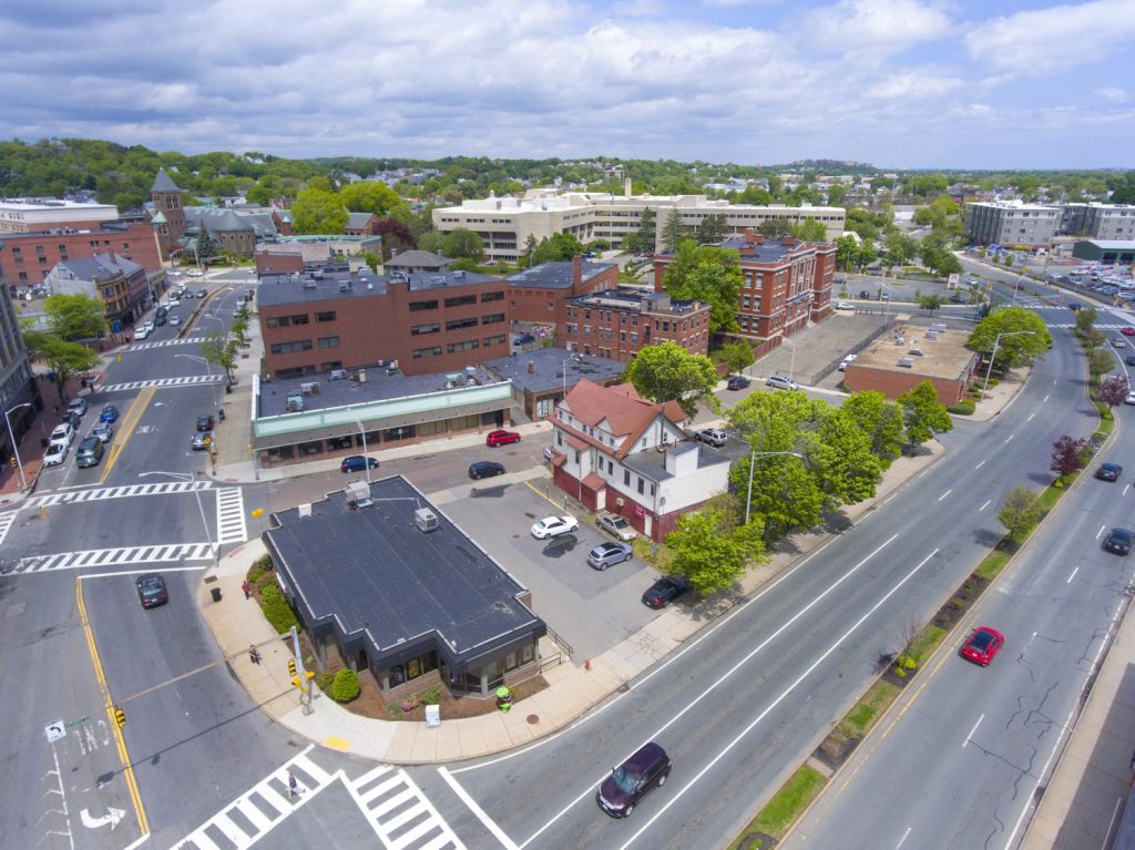 Vista aerea della città di Malden su Centre Street nel centro di Malden, Massachusetts, USA.