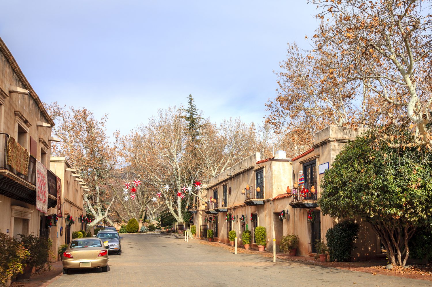 Strada dello shopping nel villaggio di arti e mestieri di Tlaquepaque a Sedona, in Arizona