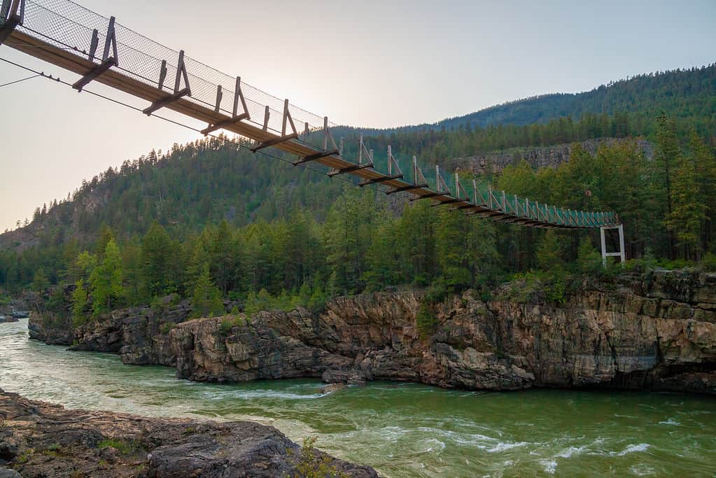 Ponte sospeso delle cascate Kootenai sul fiume Kootenay vicino a Libby Montana