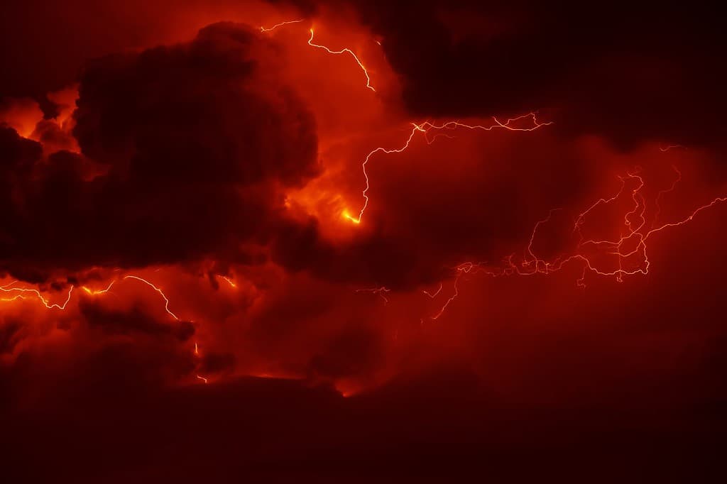 Impressionante fulmine nel cielo notturno.