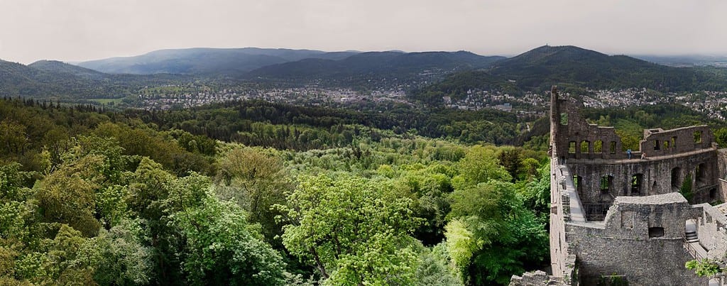Panorama su Baden-Baden, che mostra i parchi, gli alberi e le colline circostanti, incluso il castello di Hohenbaden, Germania