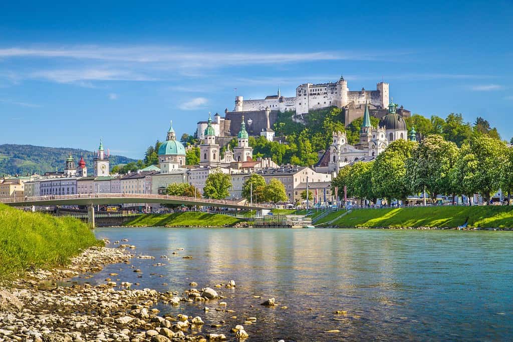 Bellissima vista sullo skyline di Salisburgo con Festung Hohensalzburg e il fiume Salzach in estate, Salisburgo, Salisburghese, Austria