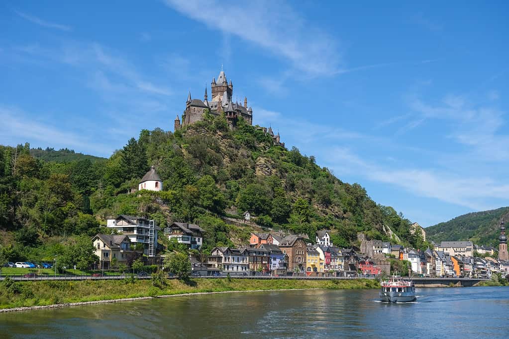 Fantastica vista sulla bellissima città tedesca di Cochem sul fiume Mosella e sul famoso Reichsburg contro un cielo blu