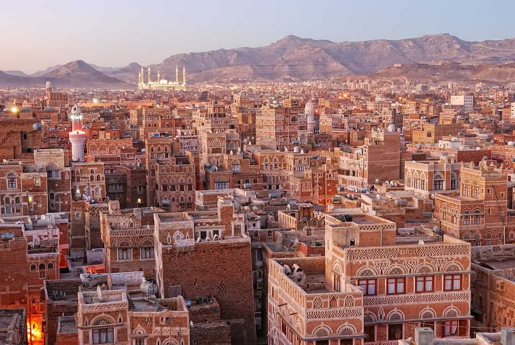 Città vecchia di Sanaa, capitale dello Yemen.  Vista sulla città dal tetto