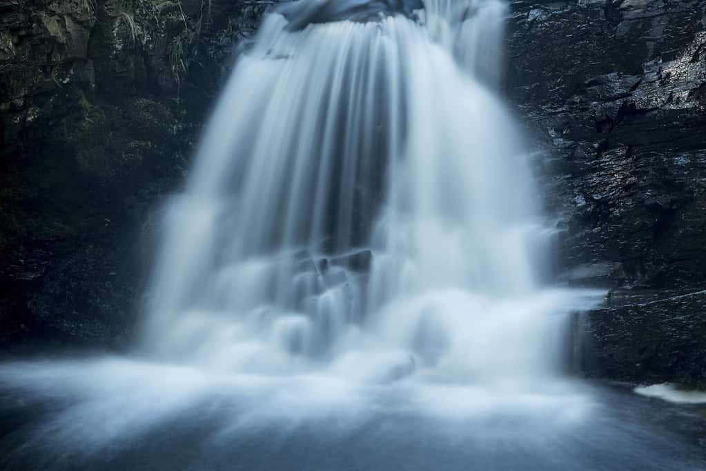 Acqua setosa delle cascate Tankerhoosen a Rockville, nel Connecticut.