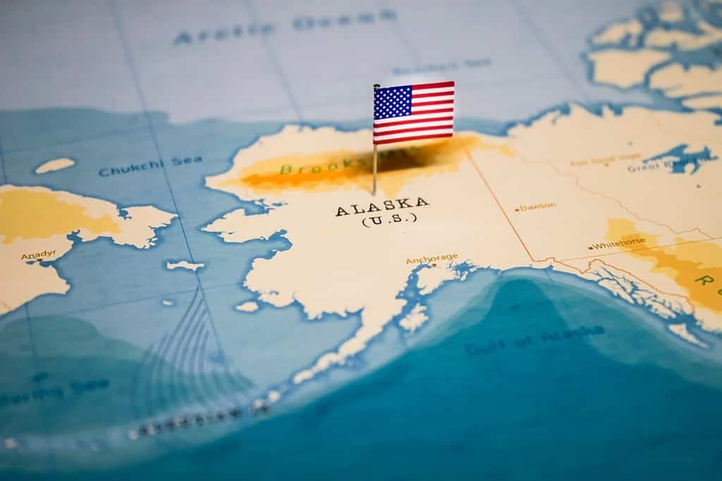 la bandiera degli Stati Uniti sull'Alaska nella mappa del mondo