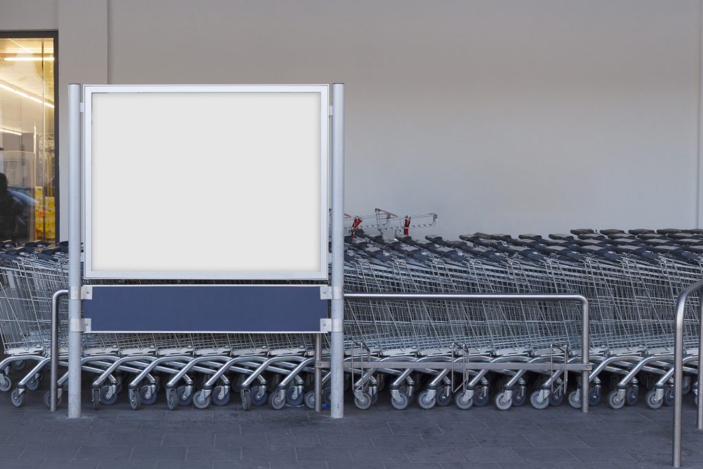 Cartellone bianco in un supermercato