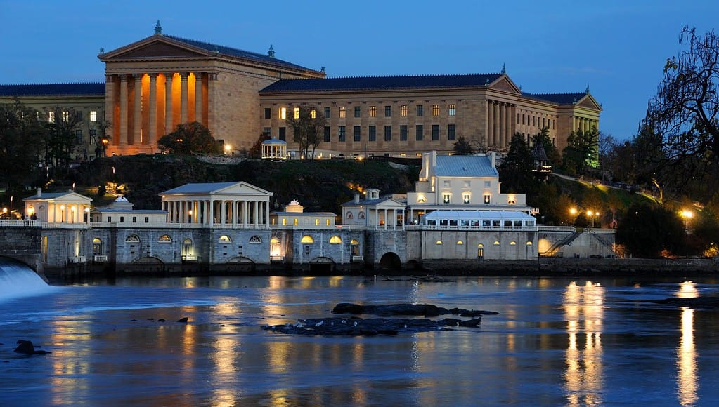 Philadelphia Art Museum e Fairmount Water Works al crepuscolo