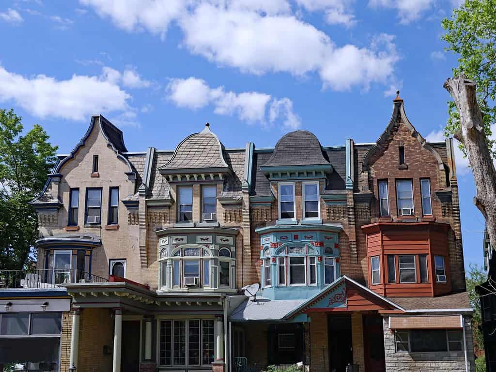 facciate colorate di case a schiera con timpani curvi, Filadelfia vicino all'Università della Pennsylvania