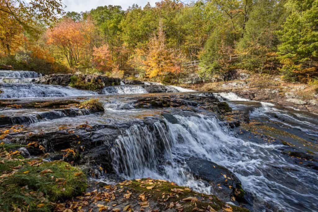 Le cascate Shohola a Poconos, Pennsylvania, sono fantastiche con un bellissimo fogliame autunnale e tante graziose cascate