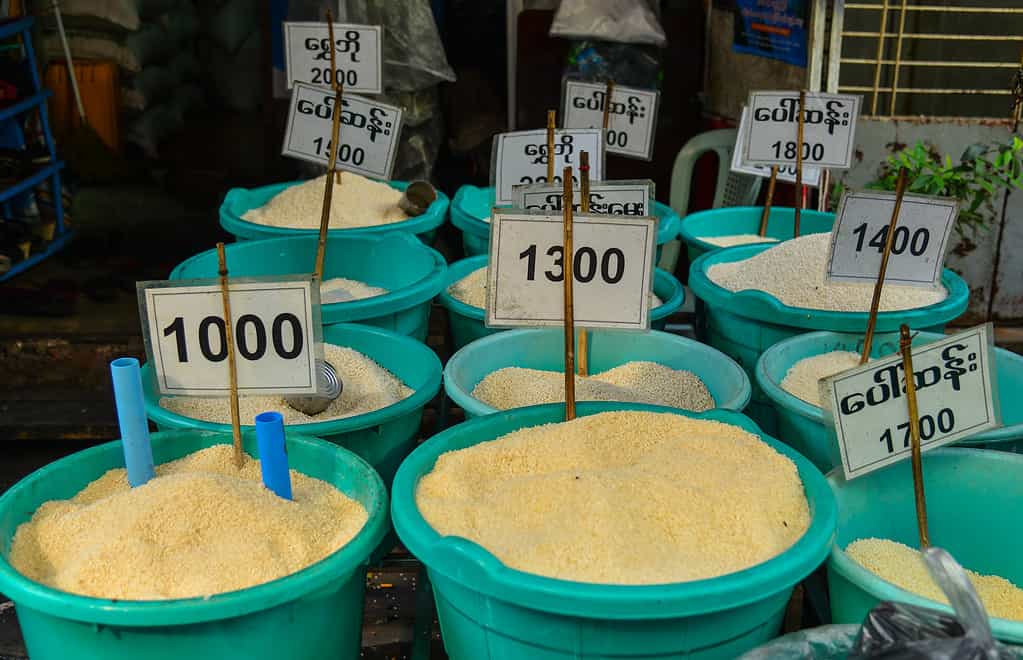 Vendita di riso al mercato di Yangon, Myanmar