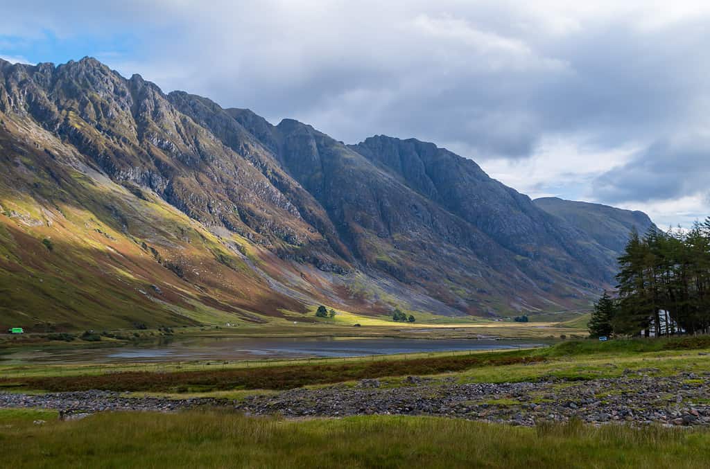 Cresta di Aonach Eagach sopra il Loch Achtriochtan a Glencoe, Scozia