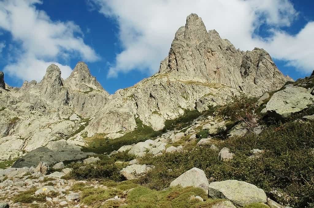 Sentiero escursionistico Grand Randonee (GR20) sulle montagne della Corsica