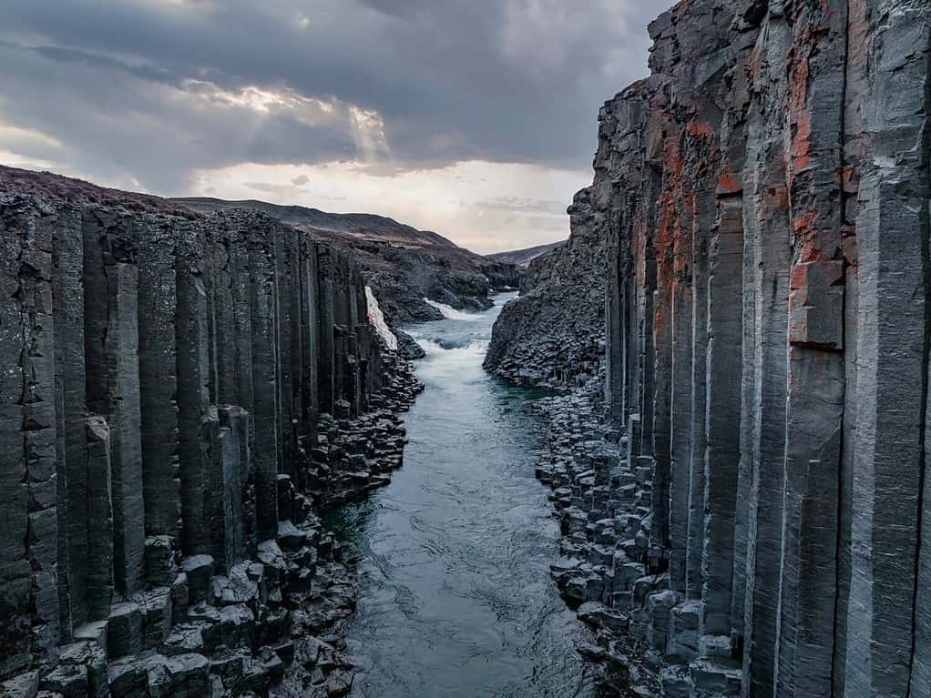 Epica vista aerea del canyon basaltico di Studlagil, Islanda.  Una delle visite naturalistiche più meravigliose in Islanda.