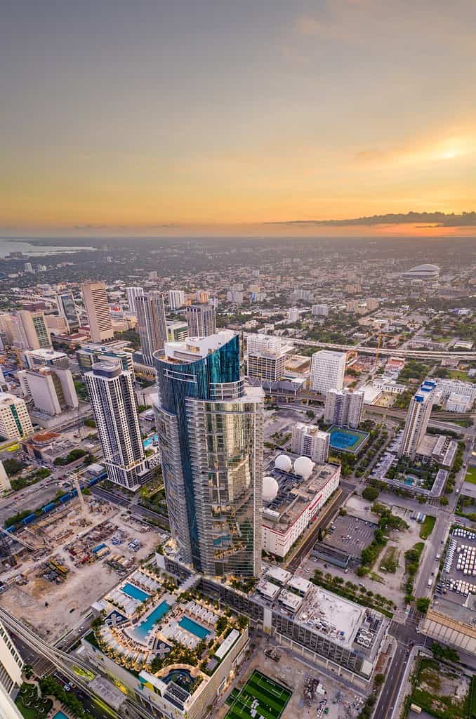 Bellissima foto panoramica aerea verticale Torre Paramount Worldcenter Downtown Miami Florida al tramonto al crepuscolo