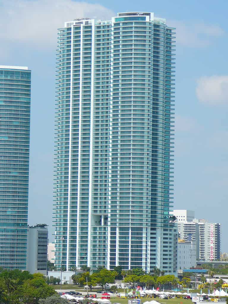 900 Biscayne Bay è uno dei 10 edifici più alti di Miami.