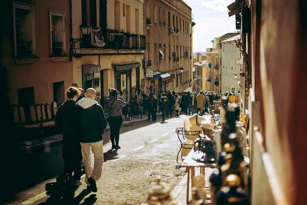 Gente che cammina lungo il Rastro di Madrid.  Mercatino di strada a madrid