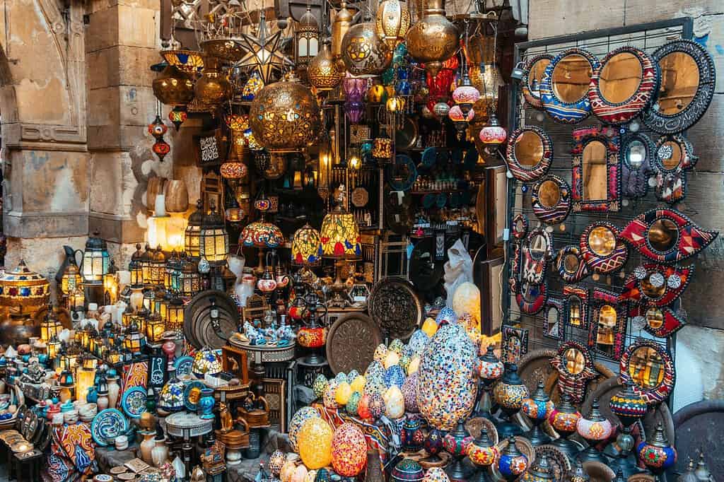 Lampade colorate sono in vendita al mercato di Khan El Kalili al Cairo, in Egitto