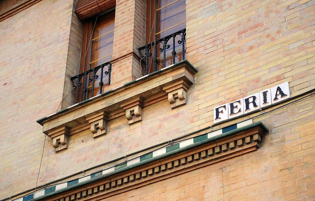 Insegna di piastrelle della via Feria situata nel centro di Siviglia, dove ogni giovedì si tiene un famoso e storico mercato delle pulci ("el jueves")