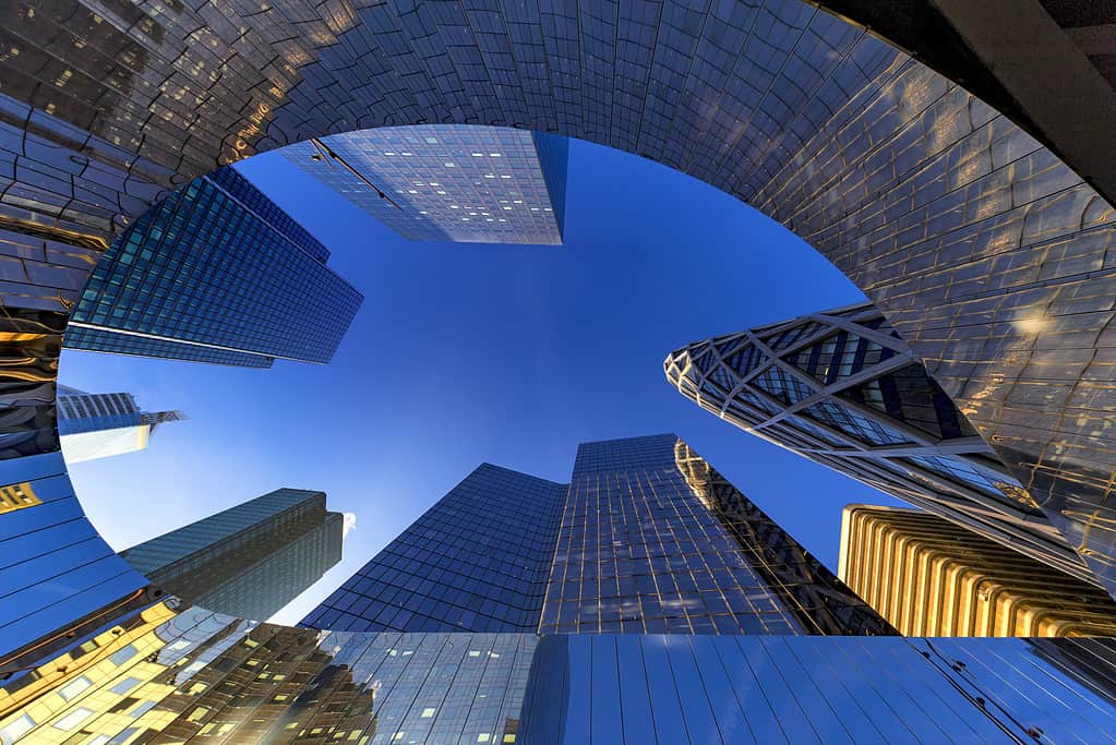 Vista del moderno edificio di La Defense, quartiere degli affari a ovest di Parigi, Francia