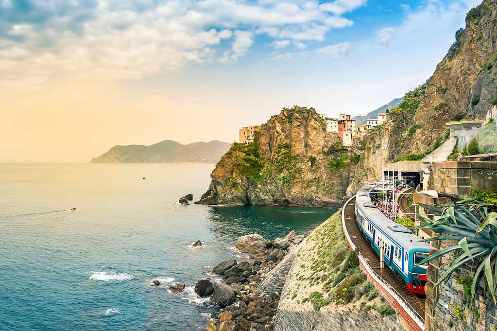 Manarola, Cinque Terre - stazione ferroviaria nel famoso villaggio con case colorate sulla scogliera sul mare nelle Cinque Terre