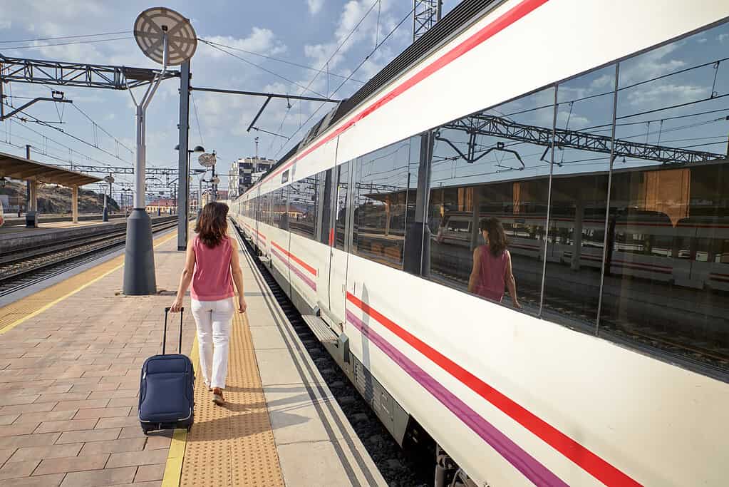 donna che cammina in una stazione ferroviaria