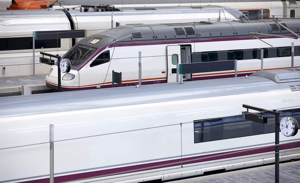 Treni ad alta velocità alla stazione ferroviaria.