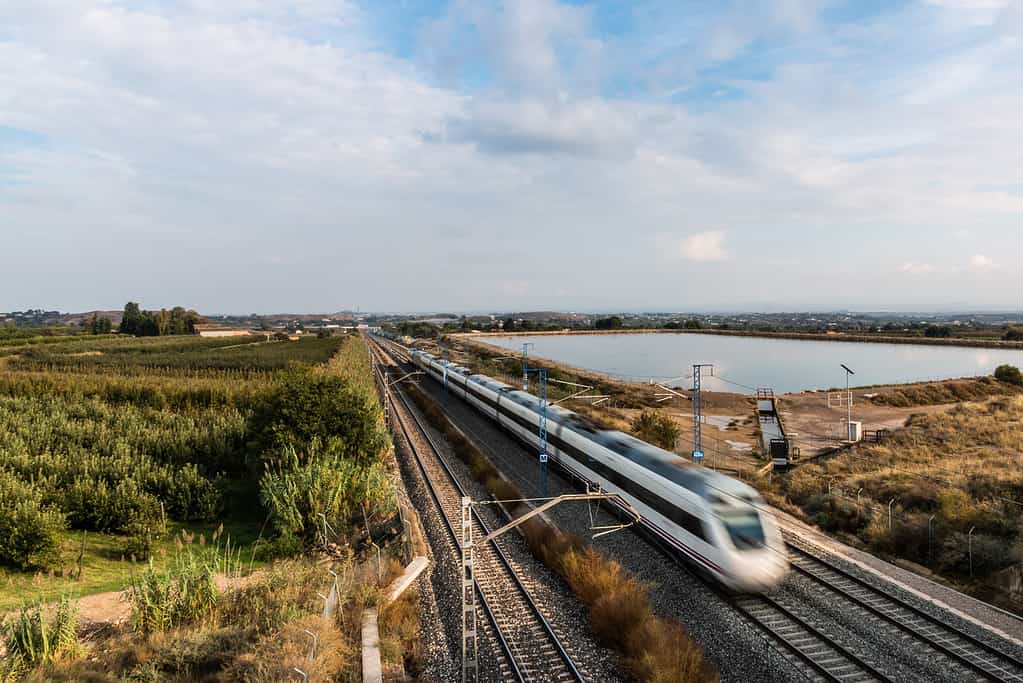 Treno ad alta velocità in funzione nella provincia di Lleida (Spagna)
