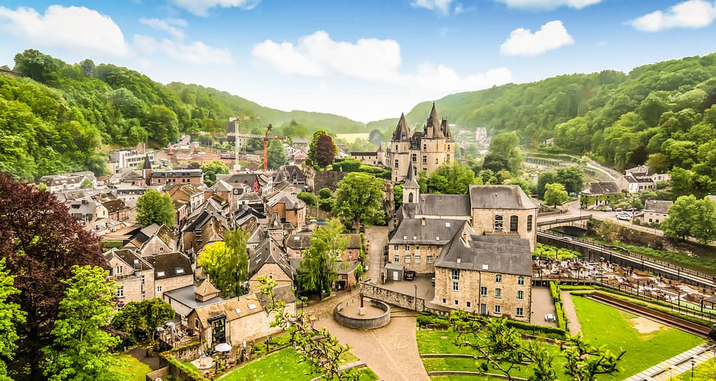 Paesaggio panoramico di Durbuy, Belgio.  La città più piccola del mondo.