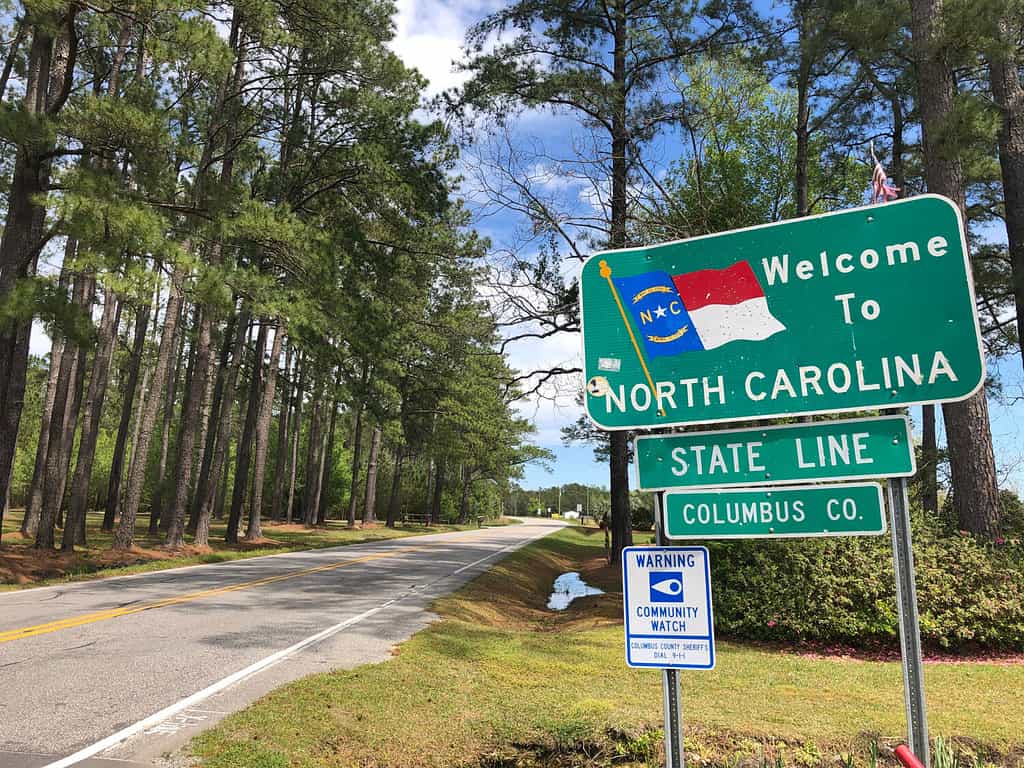 Benvenuti nel cartello della Carolina del Nord lungo una bellissima strada di campagna.
