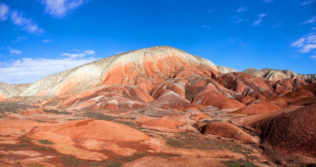 Belle montagne rosse dell'Azerbaigian.  Regione di Khizi.