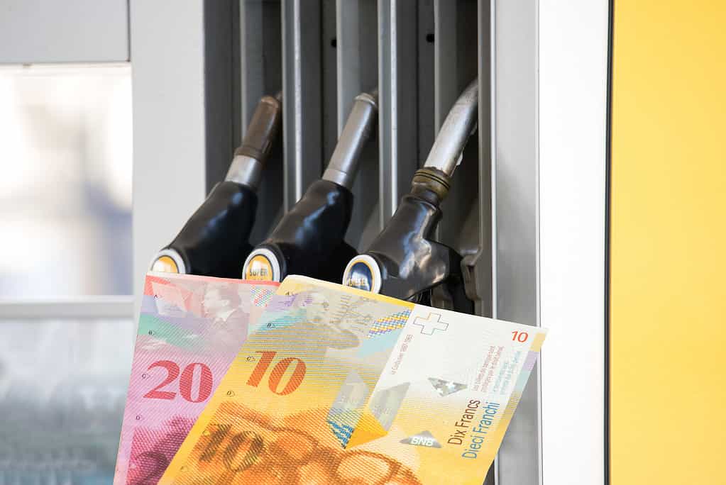 Stazione di servizio in Svizzera e banconote in franchi svizzeri