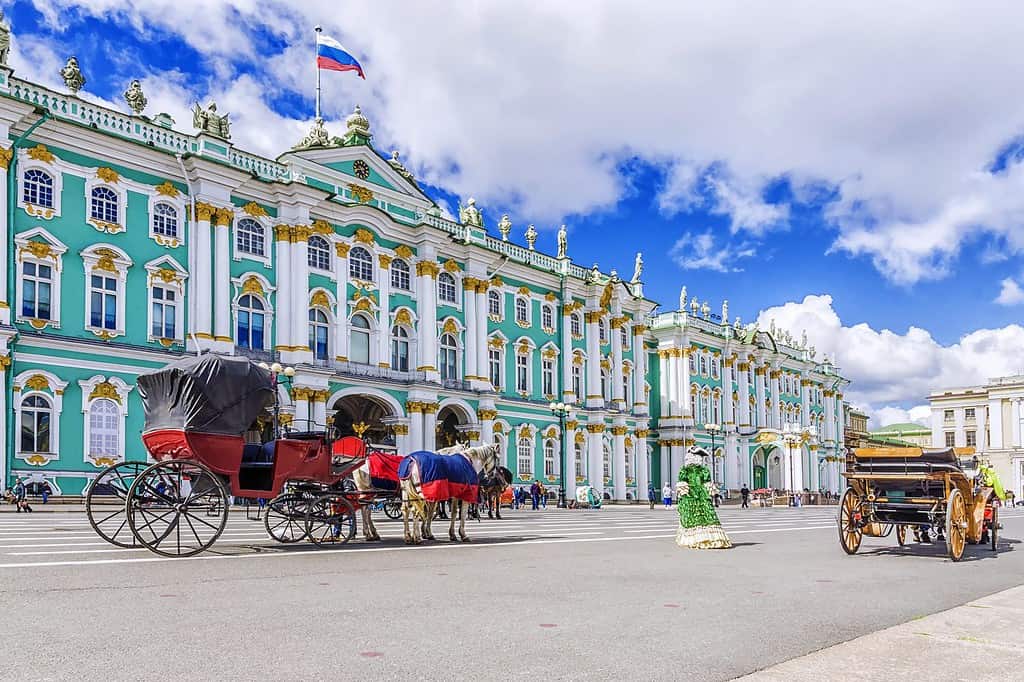 carrozze trainate da cavalli sulla Piazza del Palazzo di San Pietroburgo