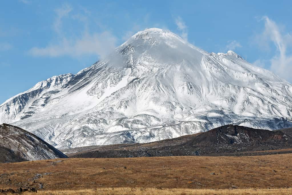 Vulcano Bezymianny attivo (Bezymiannaya Sopka) sulla penisola di Kamchatka