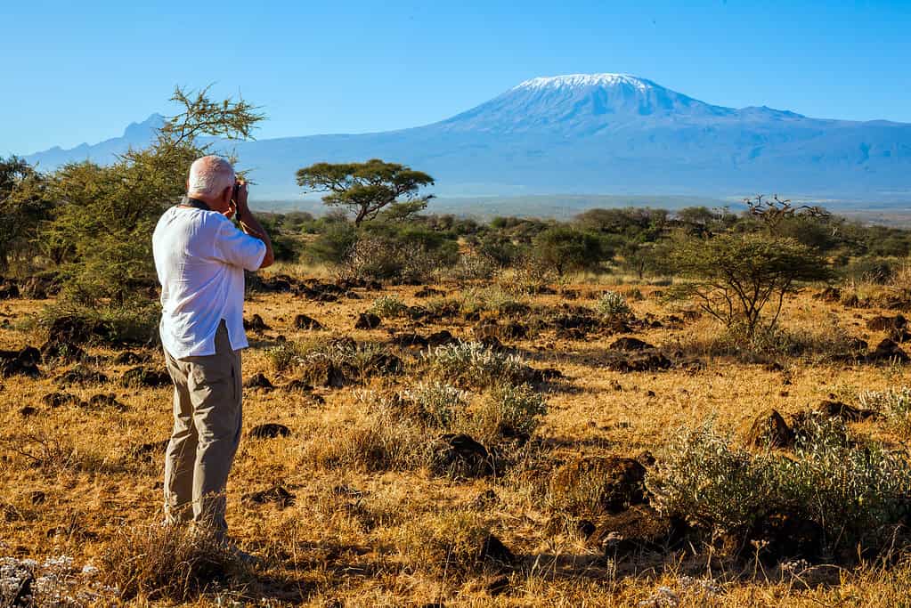 Praterie del Kenya, turista dai capelli grigi