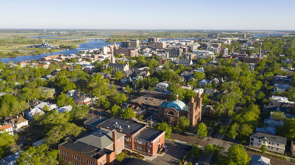 Il verde lascia fuori la primavera vista aerea del centro città di Wilmington, Carolina del Nord