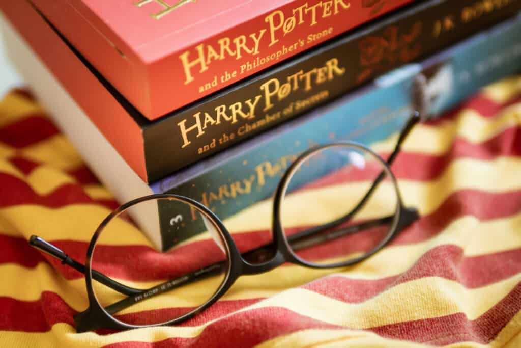 Libri di Harry Potter con occhiali dalla forma rotonda.