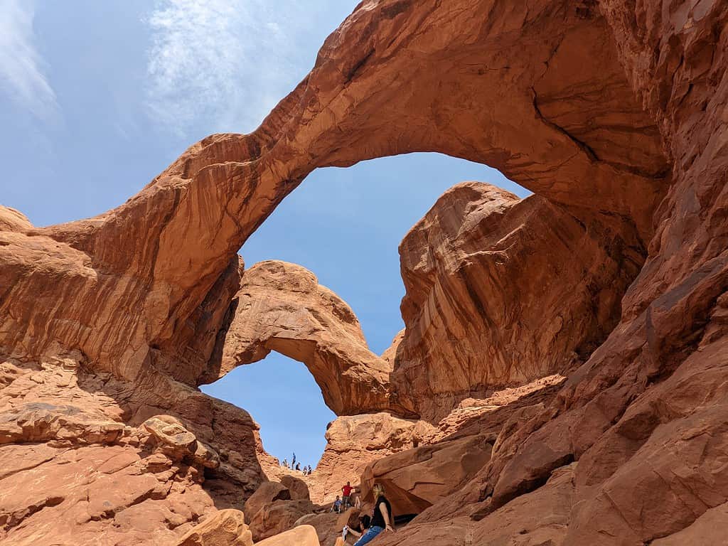 Vista panoramica della formazione rocciosa rossa del Double Arch nel Parco nazionale degli Arches a Moab, Utah.  Attrazione turistica.