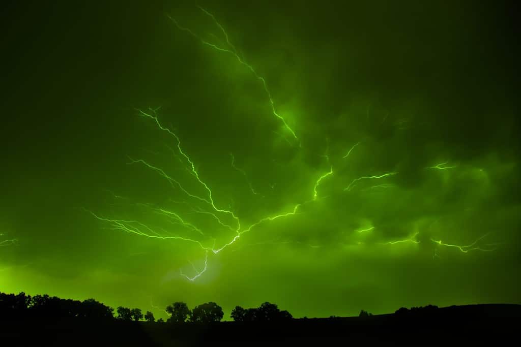 Forti fulmini durante un temporale notturno estivo