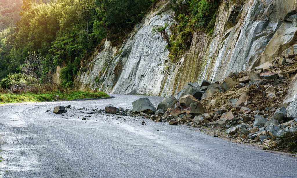 Guarda questa enorme frana muoversi più velocemente dell'acqua
