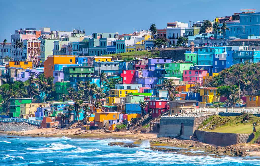 Case colorate fiancheggiano la collina che si affaccia sulla spiaggia di San Juan, Porto Rico